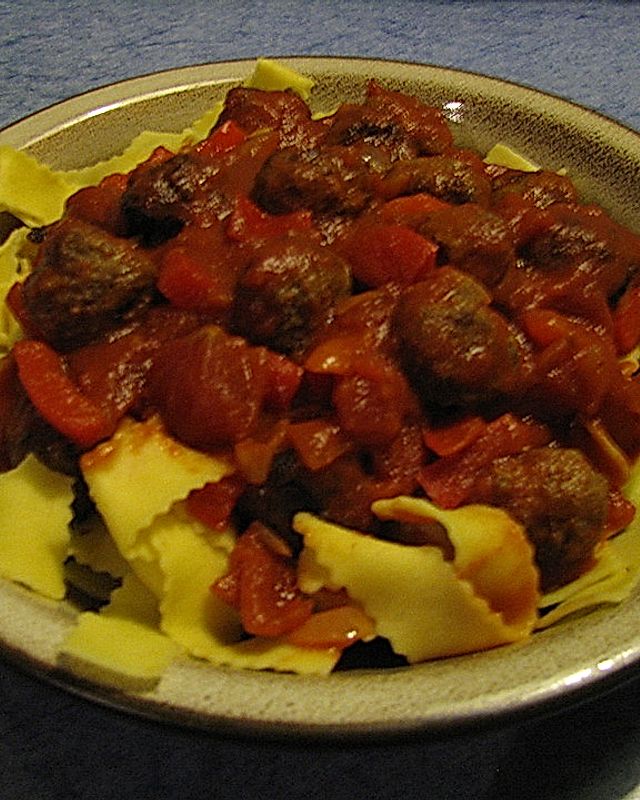 Würzige Hackfleischbällchen mit fruchtig-pikanter Tomaten-Paprika-Soße