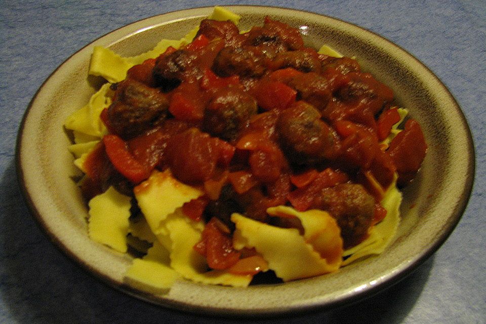 Würzige Hackfleischbällchen mit fruchtig-pikanter Tomaten-Paprika-Soße