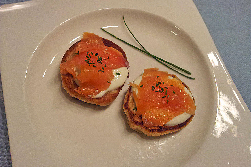 Buchweizenblinis mit Sauerrahm und Räucherlachs