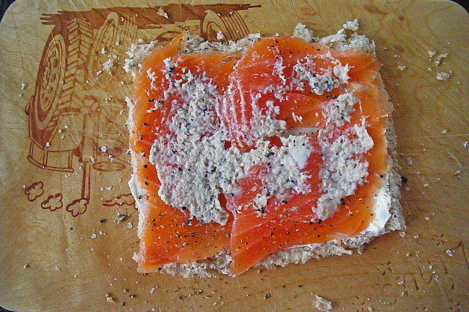 Toaströllchen mit Lachs-Frischkäse-Füllung