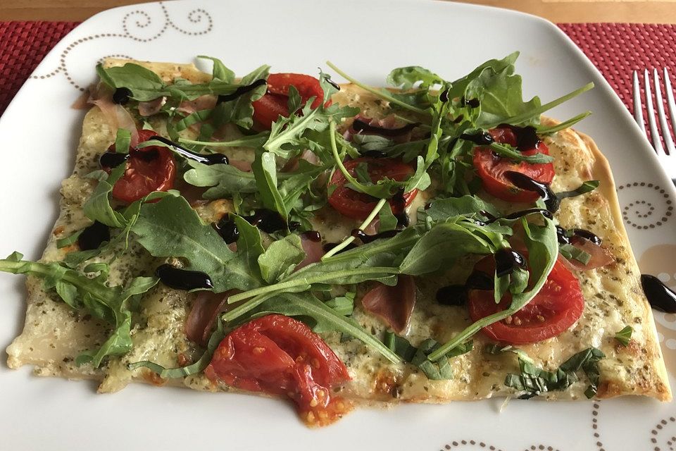 Flammkuchen mit Rucola, Pesto, Cherrytomaten und Mozzarella