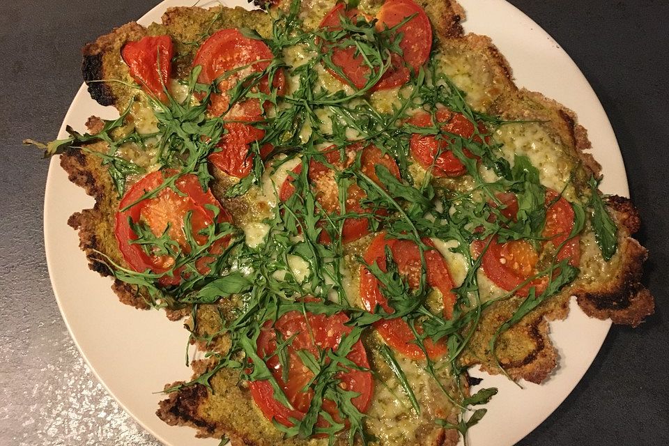 Flammkuchen mit Rucola, Pesto, Cherrytomaten und Mozzarella