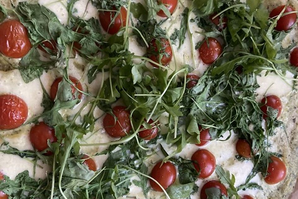 Flammkuchen mit Rucola, Pesto, Cherrytomaten und Mozzarella