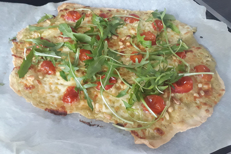 Flammkuchen mit Rucola, Pesto, Cherrytomaten und Mozzarella