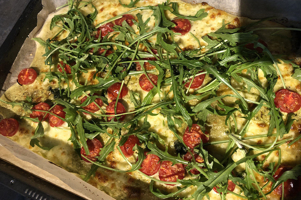 Flammkuchen mit Rucola, Pesto, Cherrytomaten und Mozzarella