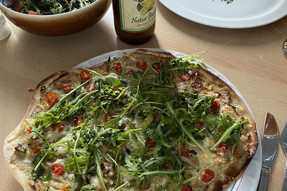 Flammkuchen mit Rucola, Pesto, Cherrytomaten und Mozzarella