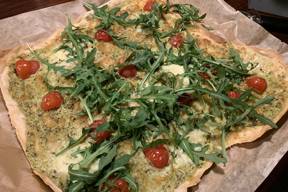 Flammkuchen mit Rucola, Pesto, Cherrytomaten und Mozzarella