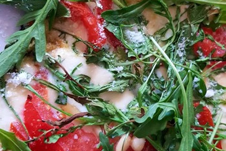 Flammkuchen mit Rucola, Pesto, Cherrytomaten und Mozzarella