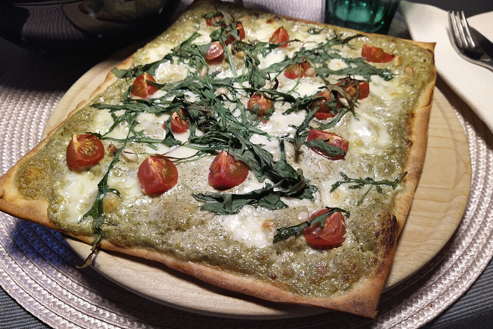 Flammkuchen mit Rucola, Pesto, Cherrytomaten und Mozzarella