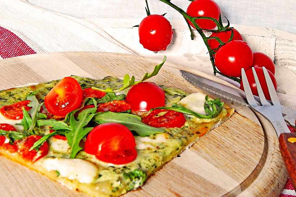 Flammkuchen mit Rucola, Pesto, Cherrytomaten und Mozzarella