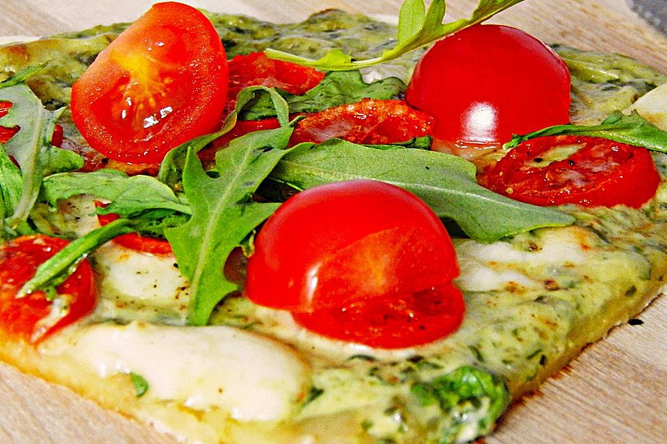 Flammkuchen mit Rucola, Pesto, Cherrytomaten und Mozzarella