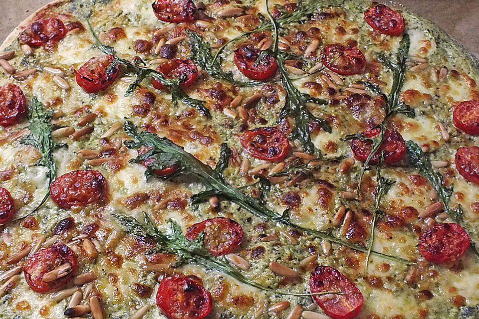 Flammkuchen mit Rucola, Pesto, Cherrytomaten und Mozzarella