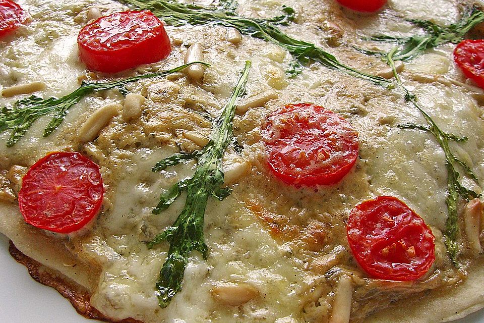 Flammkuchen mit Rucola, Pesto, Cherrytomaten und Mozzarella