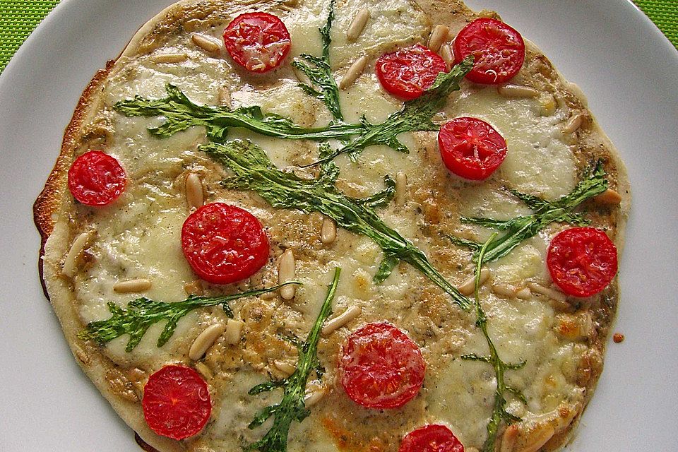 Flammkuchen mit Rucola, Pesto, Cherrytomaten und Mozzarella