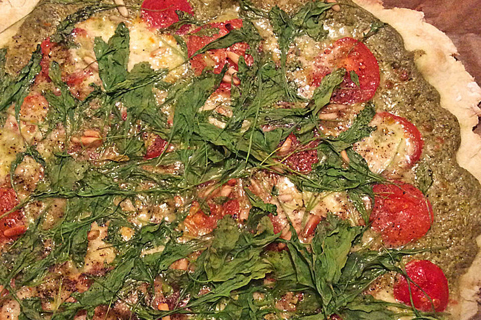 Flammkuchen mit Rucola, Pesto, Cherrytomaten und Mozzarella