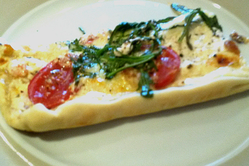 Flammkuchen mit Rucola, Pesto, Cherrytomaten und Mozzarella