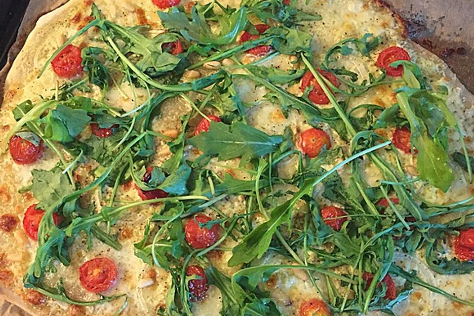 Flammkuchen mit Rucola, Pesto, Cherrytomaten und Mozzarella