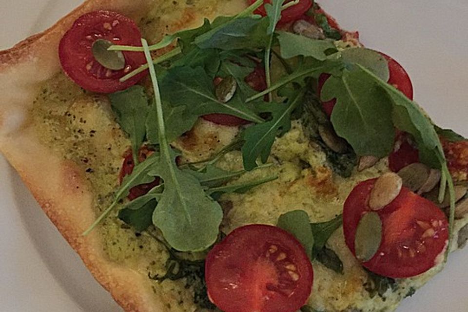 Flammkuchen mit Rucola, Pesto, Cherrytomaten und Mozzarella