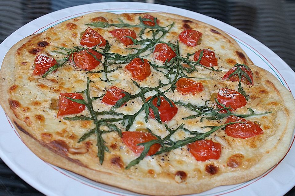 Flammkuchen mit Rucola, Pesto, Cherrytomaten und Mozzarella