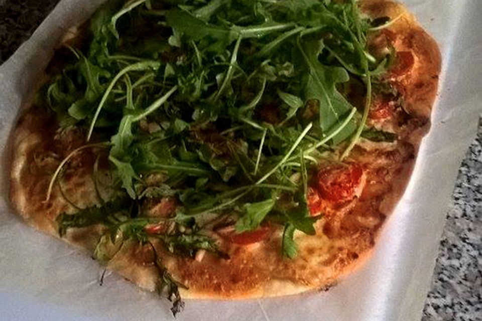 Flammkuchen mit Rucola, Pesto, Cherrytomaten und Mozzarella