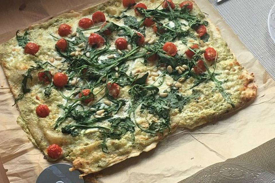 Flammkuchen mit Rucola, Pesto, Cherrytomaten und Mozzarella