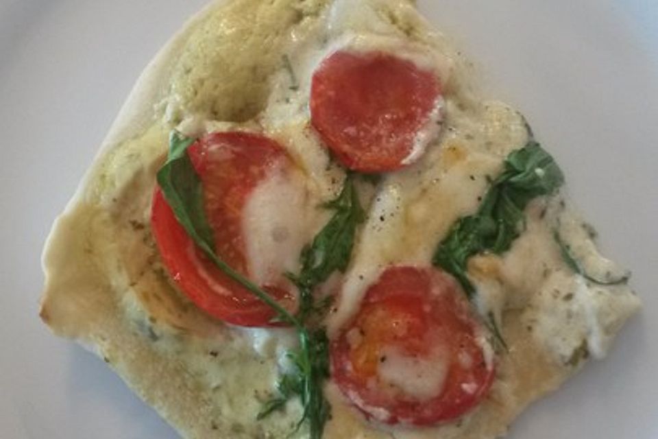 Flammkuchen mit Rucola, Pesto, Cherrytomaten und Mozzarella