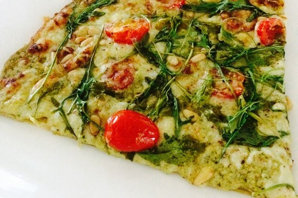 Flammkuchen mit Rucola, Pesto, Cherrytomaten und Mozzarella