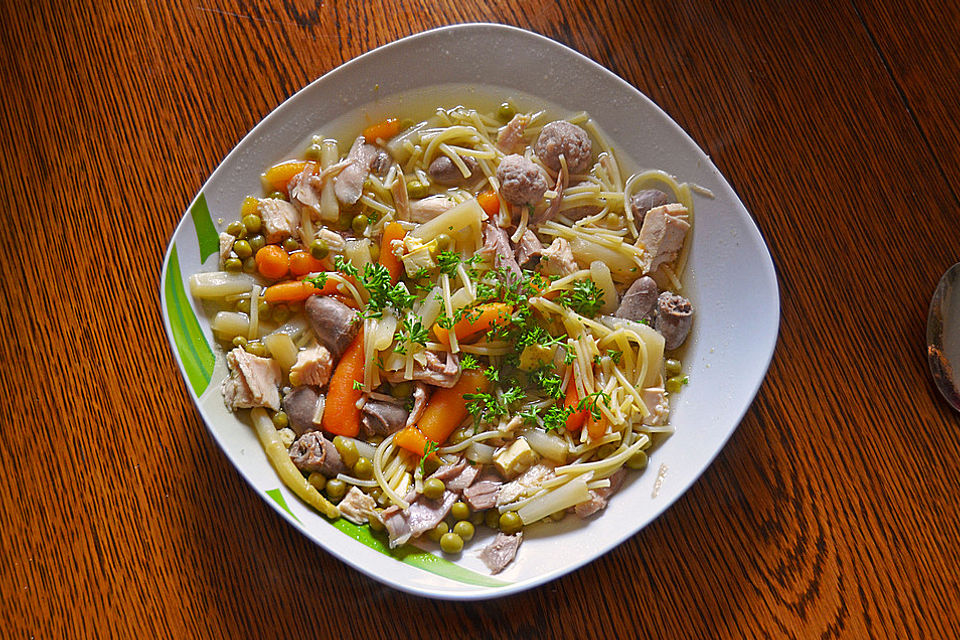 Hühnersuppe mit Nudeln, Spargel, Fleischklößchen und Eierstich Hühnersuppe mit Nudeln, Spargel, Fleischklößchen und Eierstich