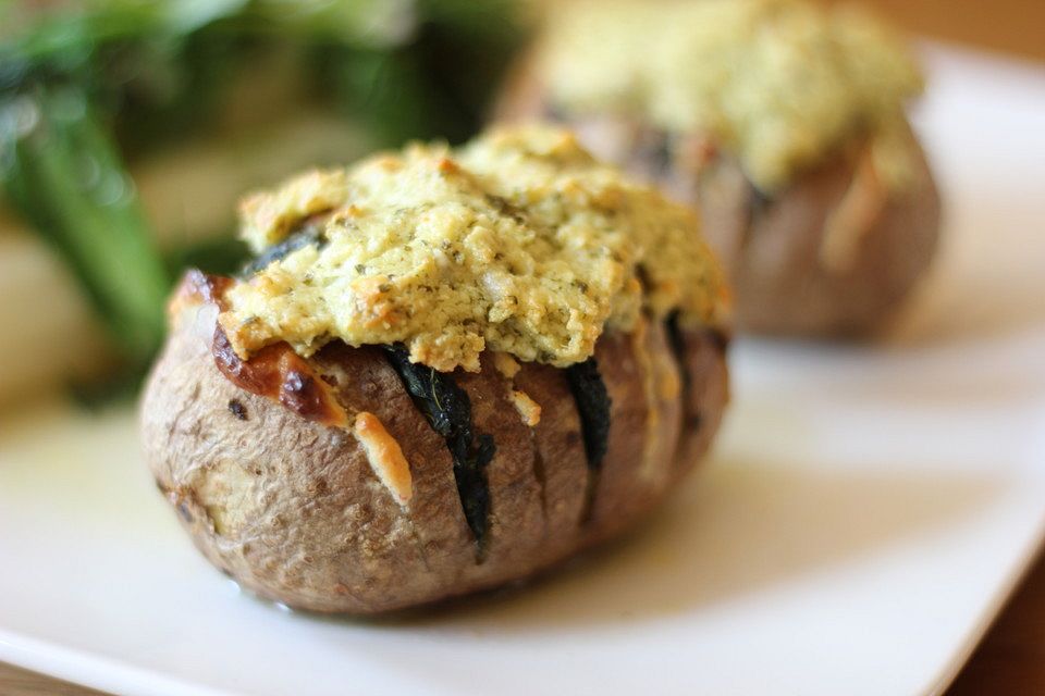 Hasselback Potatoes mit Spinat und Schafskäse