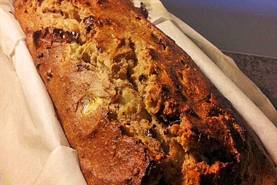 Sportler-Bananen-Kuchen mit Schoklade und Nüssen