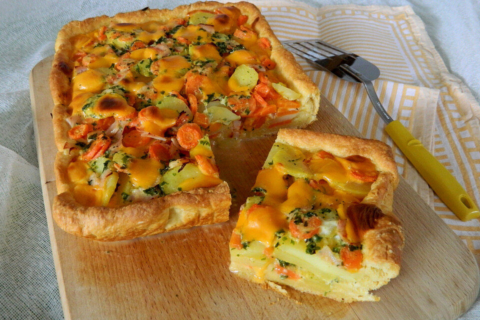 Kartoffel-Karotten-Tarte mit Cheddar