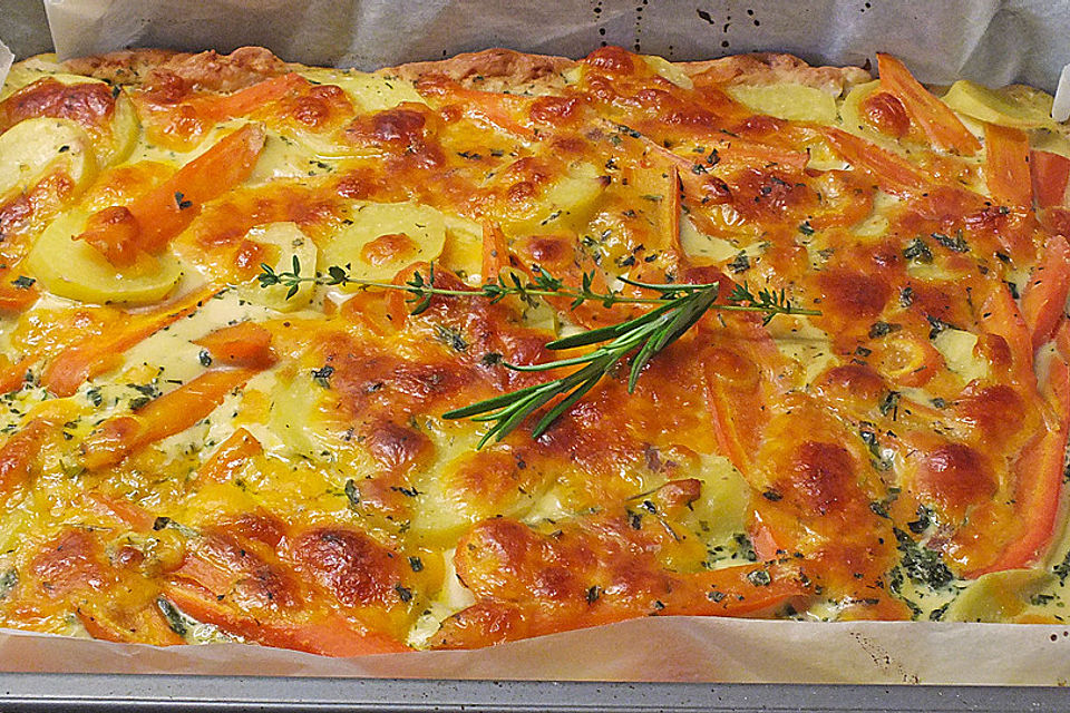 Kartoffel-Karotten-Tarte mit Cheddar