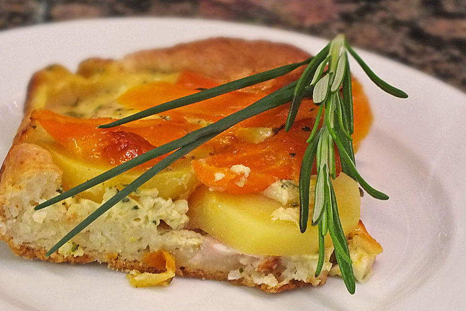 Kartoffel-Karotten-Tarte mit Cheddar