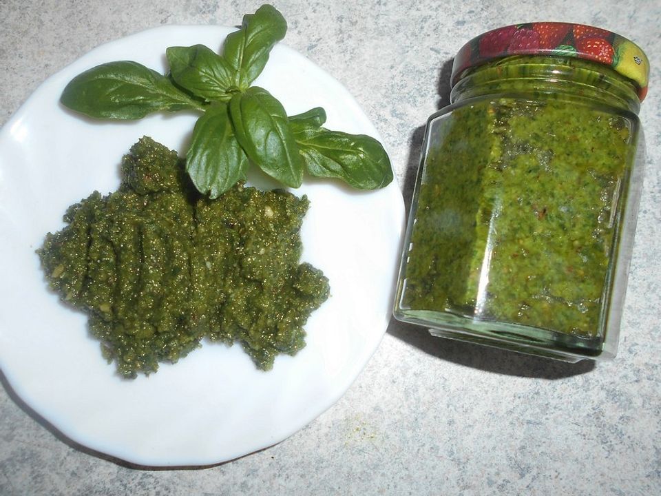 Basilikum-Walnuss-Rapsöl-Pesto von Kugelchen1985| Chefkoch