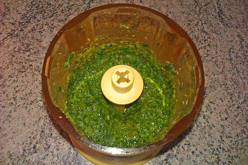 Basilikum-Walnuss-Rapsöl-Pesto