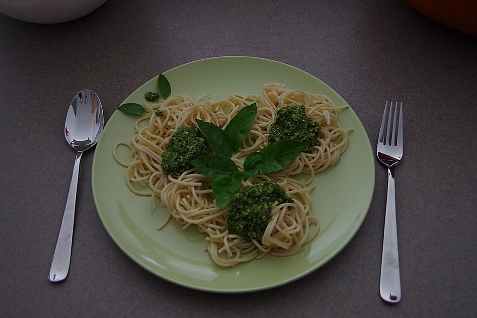 Basilikum-Walnuss-Rapsöl-Pesto