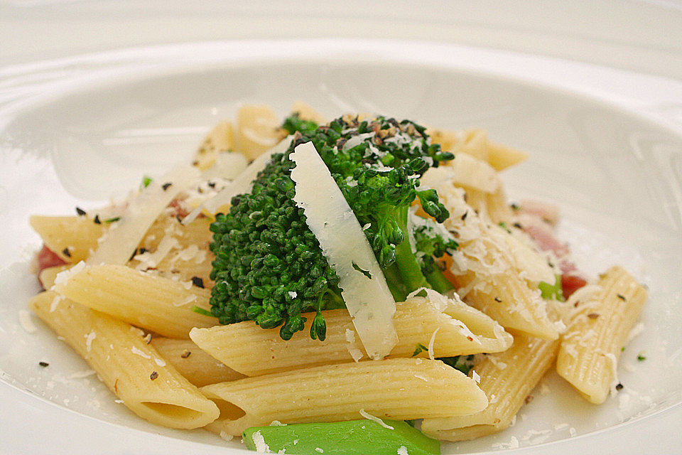 Penne mit Bauernspeck, Brokkoli und Mancheco