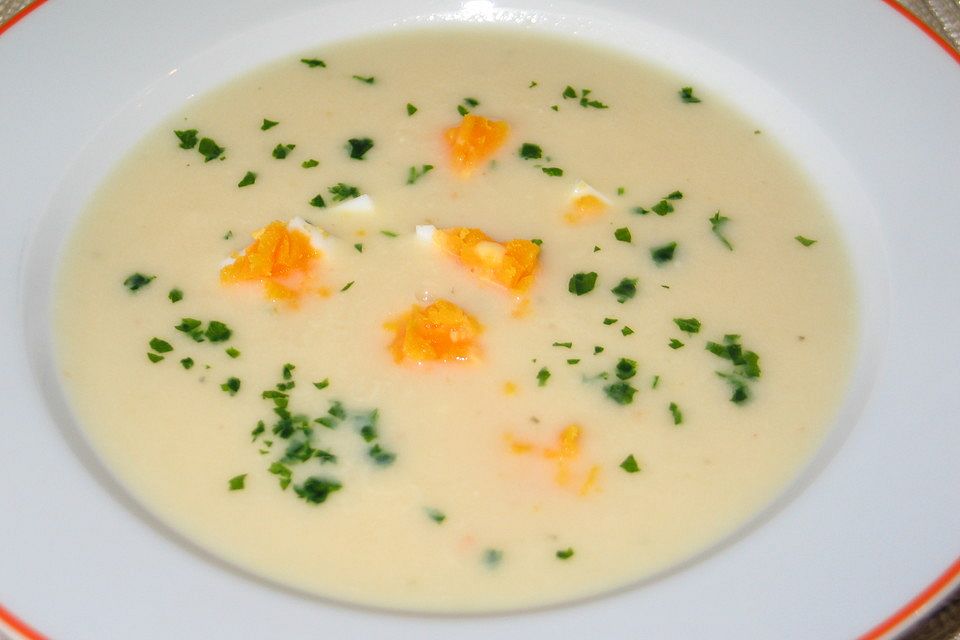 Spargelcremesuppe mit Ei und Pertersilie