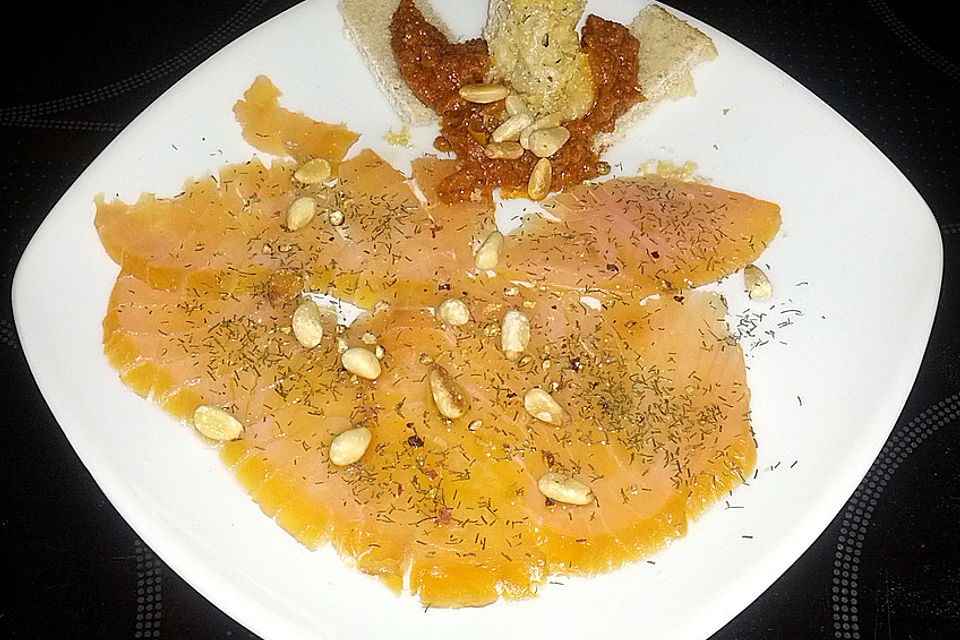 Carpaccio vom Lachs mit Tomatenpesto und Parmesanchips