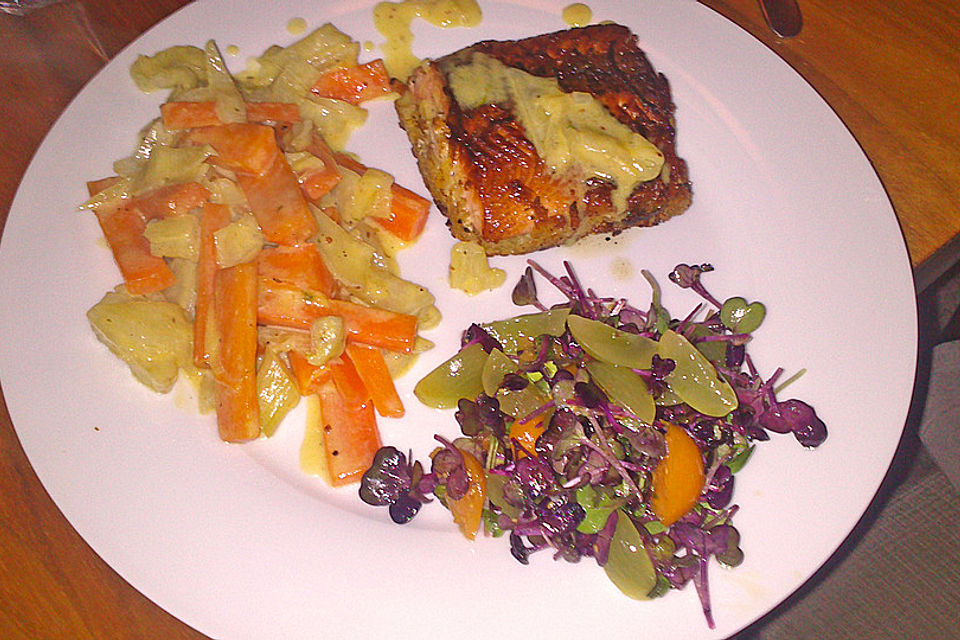 Wildlachsfilet auf Kartoffelkruste mit Fenchel-Karotten-Gemüse und Rettichkresse-Salat