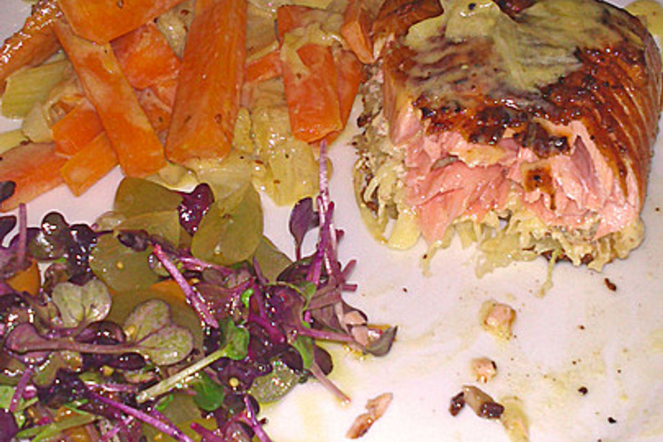 Wildlachsfilet auf Kartoffelkruste mit Fenchel-Karotten-Gemüse und Rettichkresse-Salat