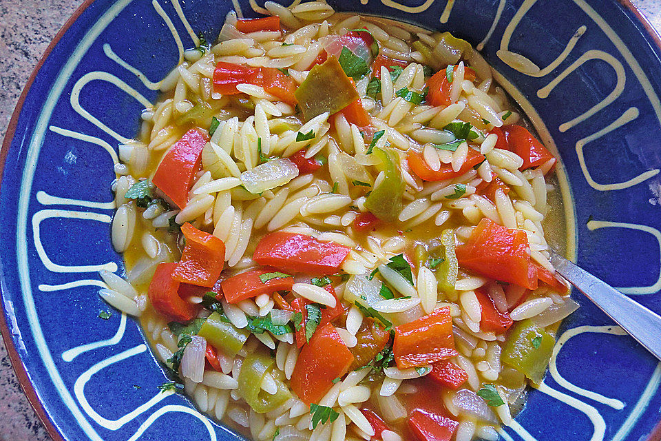 krümeltigers Nudelsuppe mit Paprika und Tomaten