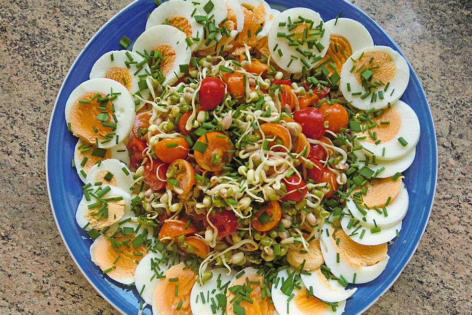 krümeltigeres Mungobohnensprossen-Salat mit Tomaten und Eiern