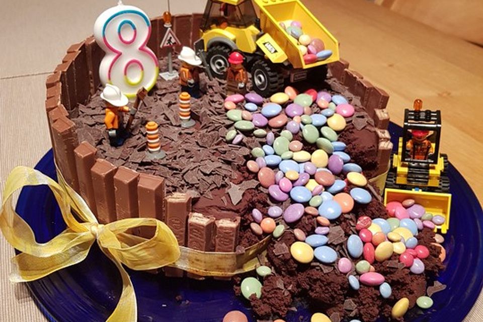 Bunte Schoko-KitKat-Smarties Torte