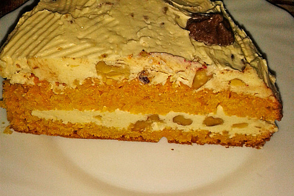 Walnussbuttercremetorte mit Möhrenteig