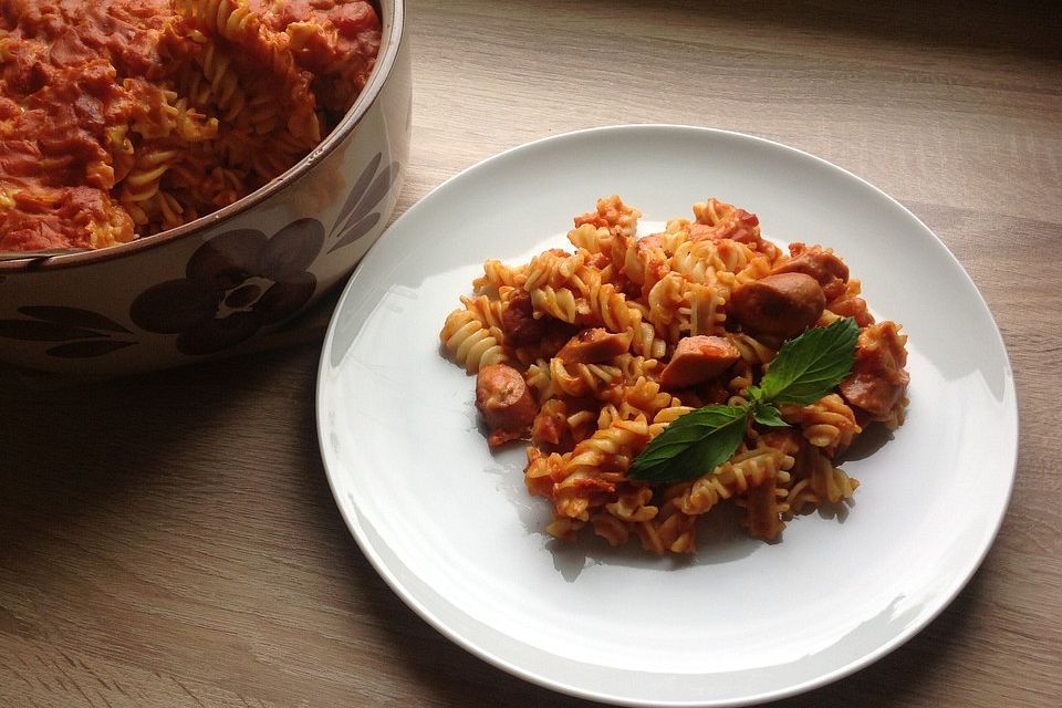 Nudelauflauf mit Fleischwurst in einer Tomatensauce