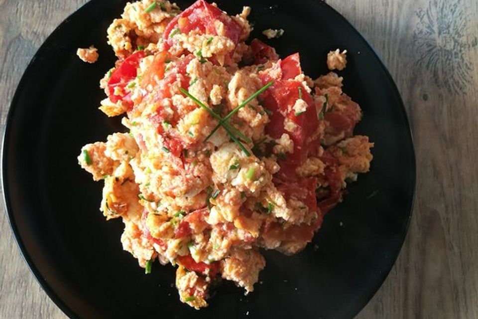 Rührei mit Tomaten und Feta-Käse