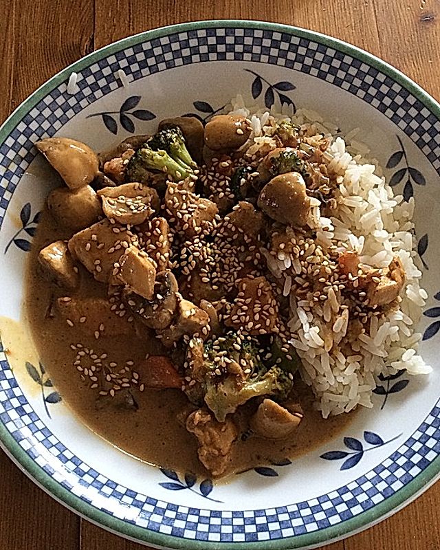 Tofu-Gemüse-Curry mit Erdnusssoße und Reis
