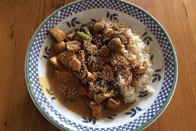 Tofu-Gemüse-Curry mit Erdnusssoße und Reis von sophie_berlin| Chefkoch