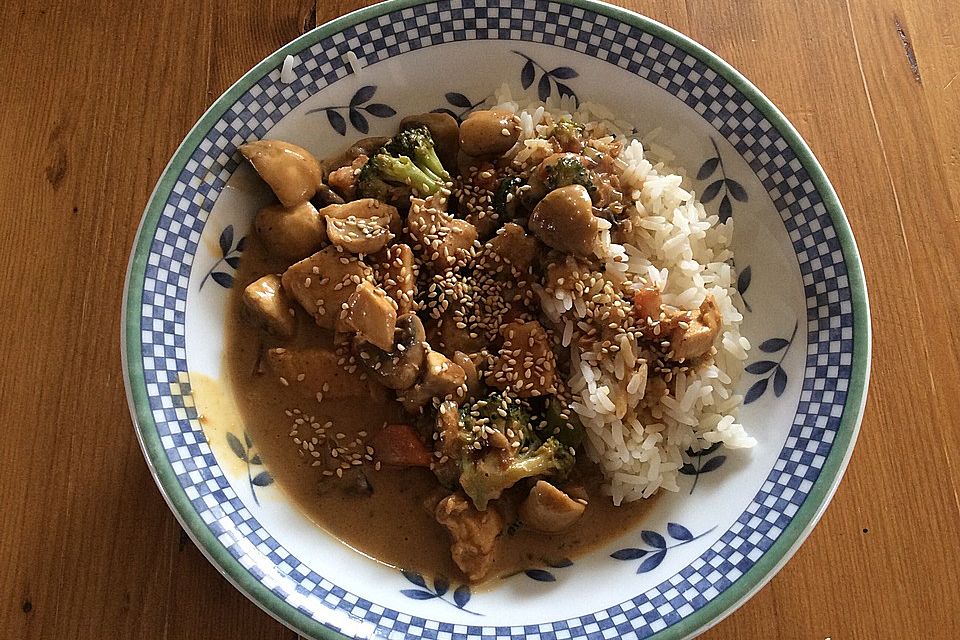 Tofu-Gemüse-Curry mit Erdnusssoße und Reis